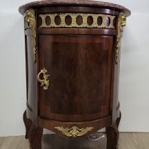 רהיט ישן בסגנון צרפתי עתיק עשוי עץ, מעוטר עיטורי מתכת מסוגננים ומשטח עליון שיש
