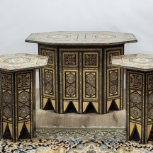 סט של שלושה שולחנות אסלאמיים דקורטיביים, עשויים עץ, מעוטרים