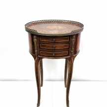 רהיט ישן עשוי עץ, ושיבוץ מרקטרי, (Marquetry),שלוש מגירות קטנות