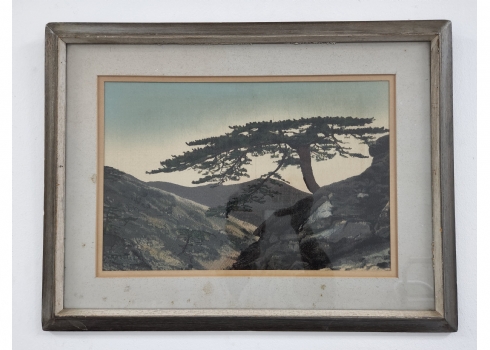 'עץ אורן סיני בנוף הררי' - תמונה ישנה, מודפסת על בד, ממוסגרת