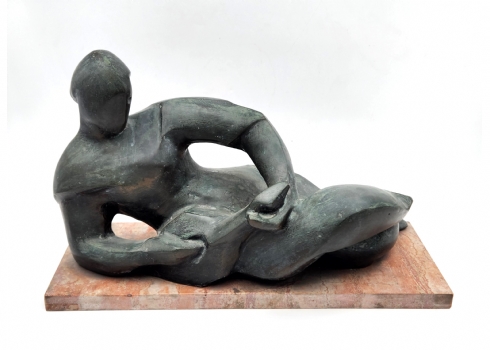 אשכנזי אהרון (1912-1993 - אמן ישראלי ממוצא בולגרי)  - פסל ברונזה "נגנית על גיטרה