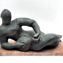 אשכנזי אהרון (1912-1993 - אמן ישראלי ממוצא בולגרי)  - פסל ברונזה "נגנית על גיטרה