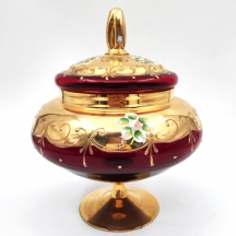 כלי זכוכית עשוי זכוכית רובי (Ruby Glass) אדומה ומכסה תואם, מעוטרים בפרחי אמייל