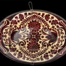 צלחת חרסינה מעוטרת