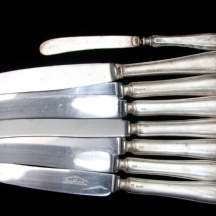 לוט של שמונה סכינים בעלי ידיות כסף