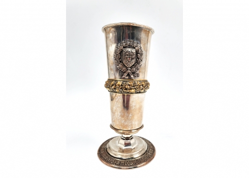 גביע אוסטרי עתיק עשוי כסף '800' פנים הגביע מוזהב, הבסיס מעוטר בכיתוב