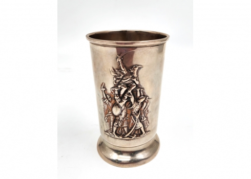 גביע כסף אוסטרי עתיק עשוי כסף '800', חתום, מעוטר בחזיתו בדמויות לוחמים חוגגים