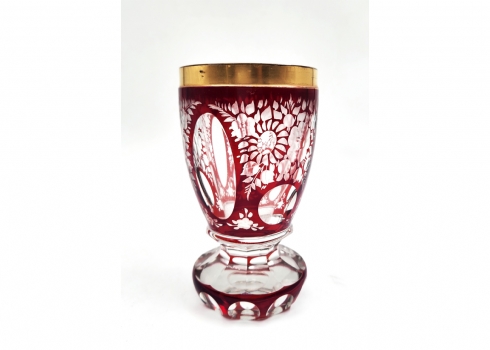 כוס בוהמית עתיקה מסוג 'Beaker Cup', עשויה זכוכית 'רובי' (Ruby glass) מעוטרת