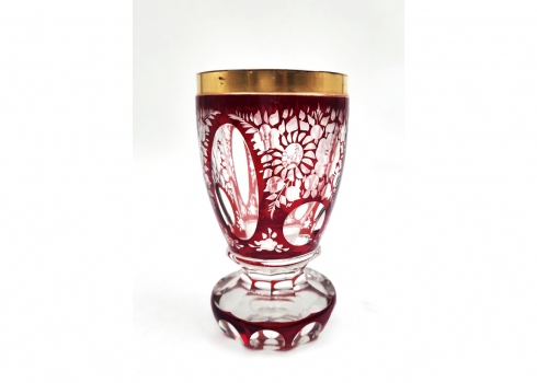 כוס בוהמית עתיקה מסוג 'Beaker Cup', עשויה זכוכית 'רובי' (Ruby glass) מעוטרת