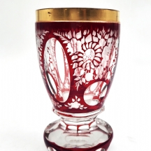 כוס בוהמית עתיקה מסוג 'Beaker Cup', עשויה זכוכית 'רובי' (Ruby glass) מעוטרת