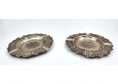 זוג מאפרות כסף פרסיות יפות במיוחד, מעוטרות וחתומות, עשויות כסף '840', משקל כולל: