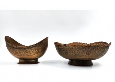 לוט של שני כלי נחושת פרסים ישנים מעוטרים בעבודת יד