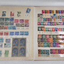 לוט של 4 אלבומי בולים ובתוכם עשרות בולים