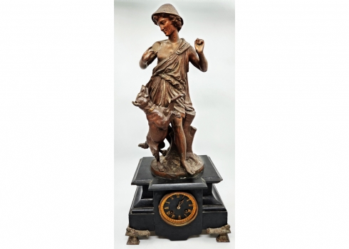 שעון קמין צרפתי עתיק מתקופת נפוליאון השלישי, עשוי צפחה שחורה ושפלטר