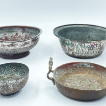 לוט של 4 כלי נחושת איסלאמים עתיקים בני כמאה שנה, שאריות ציפוי בדיל