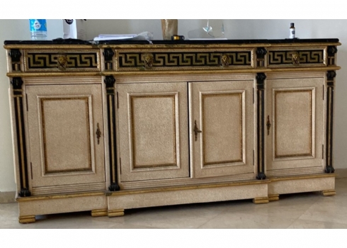 מזנון מתוצרת 'ורסצ'ה' (Versace Home), עשוי עץ צבוע ומשטח עליון עשוי שיש
