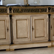מזנון מתוצרת 'ורסצ'ה' (Versace Home), עשוי עץ צבוע ומשטח עליון עשוי שיש