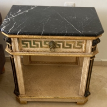 שידת לילה מתוצרת 'ורסצ'ה' (Versace Home), עשויה עץ צבוע ומשטח עליון עשוי שיש