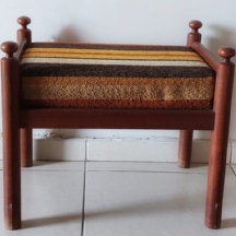 הדום ישן עשוי עץ וריפוד בד, 1960-1970 בקירוב