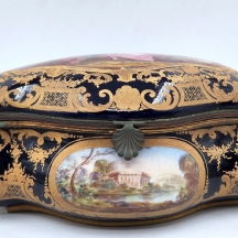 קופסת פורצלן צרפתית עתיקה, איכותית, ומרשימה במיוחד בסגנון סוורה (Sevres)