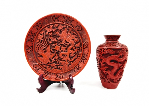 לוט של 2 חפצי נוי סינים ישנים, עשויים לכה אדומה מסוג 'Red Cinnabar'