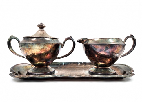 לוט הכולל סט כלי הגשה קנדי לחלב וסוכר ומגשון בדגם שונה, כולם עשויים נחושת מצופה