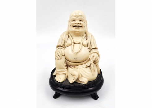 פסל סיני בדמות בודהה חייכן עשוי חומר יצוק ובסיס עץ