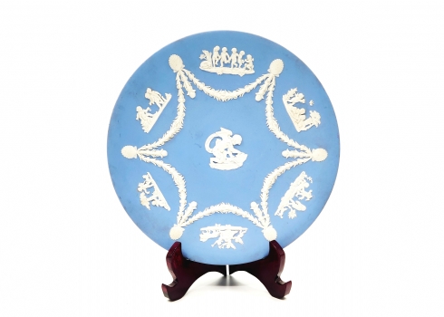 צלחת אנגלית ישנה ויפה מתוצרת 'וודג'ווד' (Wedgwood), מעוטרת וחתומה