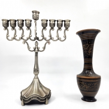 לוט של 2 חפצי מתכת ישנים שונים, אגרטל פליז הודי מושחר וחנוכיה עשויה פיוטר