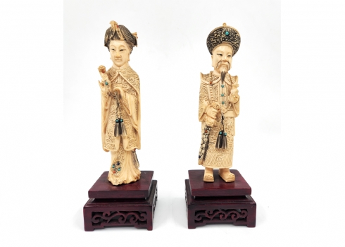 זוג פסלים סינים ישנים בדמות קיסר וקיסרית, עשויים חומר לבן, מגולפים בעבודת יד