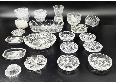 לוט של 29 כלי קריסטל וזכוכית מלוטשים בעבודת יד