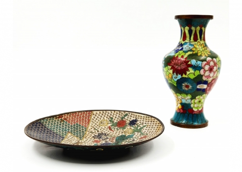 לוט של שני קלואזונה (Cloisonne) סינים ישנים שונים, עשויים נחושת ומעוטרים אמייל