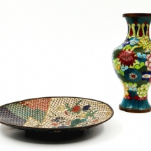 לוט של שני קלואזונה (Cloisonne) סינים ישנים שונים, עשויים נחושת ומעוטרים אמייל
