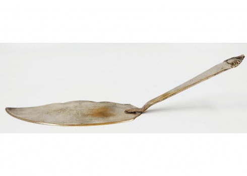 כף ארגנטינאית גדולה להגשת דגים, עשויה פליז מצופה כסף