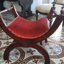 כיסא ישן בסגנון עתיק עשוי עץ וריפוד בד
