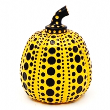 יאיוי קוסאמה Yayoi Kusama (יפן, נ.1929) - דלעת צהובה, פסל שרף צבוע