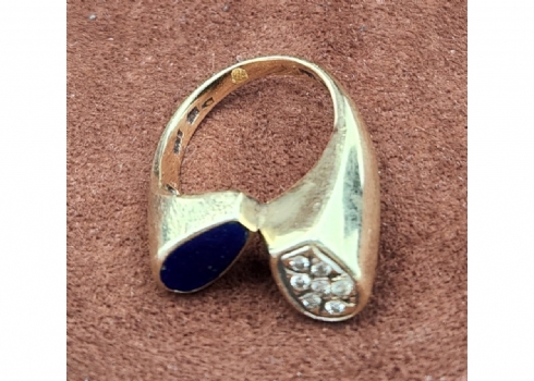 טבעת איטלקית ישנה עשויה זהב צהוב 14 קארט (חתומה), משובצת 7 יהלומים קטנים ולפיס