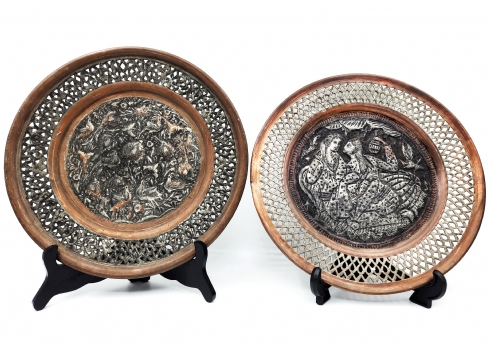 זוג צלחות נוי פרסיות ישנות, עשויות נחושת מרוקעת בעבודת יד, האימרה מעוטרת בניסור