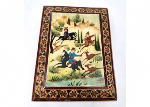 קופסה פרסית שולחנית ישנה, עשויה עץ, מעוטרת ציורי יד ושיבוץ מסוג 'קאטם קארי'