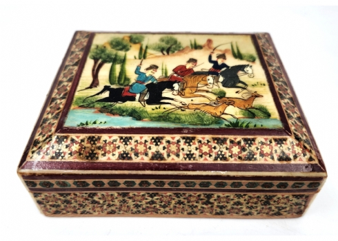 קופסה פרסית שולחנית ישנה, עשויה עץ, מעוטרת ציורי יד ושיבוץ מסוג 'קאטם קארי' (Kha