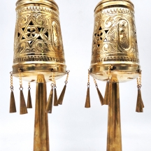 זוג רימונים לספר תורה, כפי הנראה מרוקו, המאה העשרים, עשויים פליז מרוקע ומנוסר