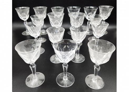 סט של 17 גביעי זכוכית בוהמיים מתוצרת 'מוזר' (Moser)