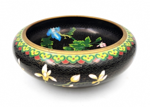 קערת קלאוזונה (Cloisonné) סינית ישנה ויפה, עשויה נחושת, ומעמד עץ, גובה הקערה: 6