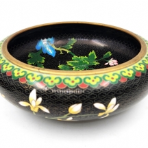 קערת קלאוזונה (Cloisonné) סינית ישנה ויפה, עשויה נחושת, ומעמד עץ, גובה הקערה: 6