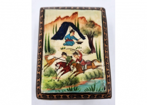 תיבת עץ פרסית ישנה מעוטרת בשיבוץ בטכניקת מסוג 'קאטם קארי', 'Khatam Kari' ומצוירת