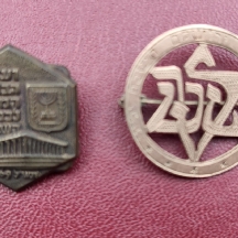 לאספני סמלים וסיכות - לוט של 3 סיכות ותליון