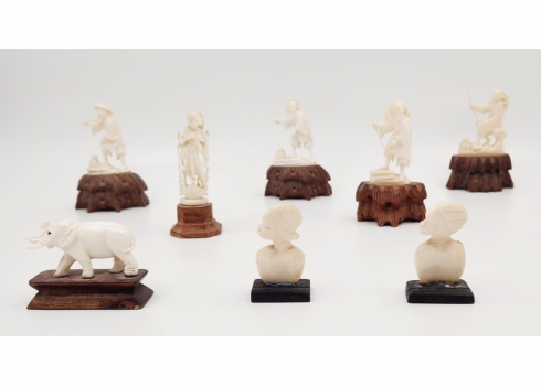 לוט של 8 פסלונים סינים ישנים, עשויים חומר לבן מגולף, עם בסיסי עץ, מגולפים בעבודת