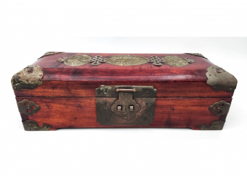 קופסה סינית ישנה, עשויה עץ, מעוטרת עיטורי נחושת וחומר יצוק, מגולפת בעבודת יד, רי