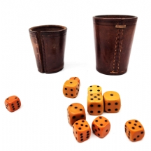 לוט של שתי כוסות עור וקוביות למשחקי 'Farkle' או 'Yahtzee', הכוס הגדולה חתומה