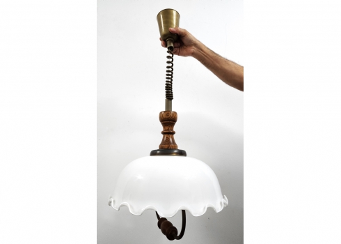 מנורת קיר ישנה משנות ה-80, עשויה זכוכית בעבודת יד, עץ ומתכת